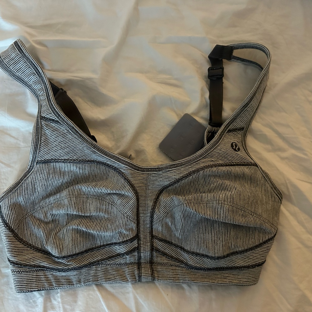 Lululemon Athletica Sports Bra Size 34D w/ 3-Prong Closure and Adjustable Straps